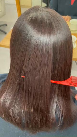 全体的に大きなうねりのあった髪を優しく縮毛矯正
サランサランつるんつるんのストレートになりました 