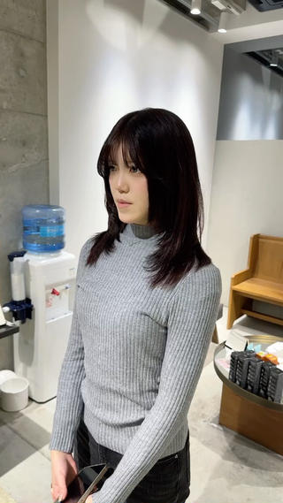 ミディアムレイヤー
表面に少しレイヤーを入れて
シルエットは丸く!
柔らかい動きのあるスタイルです!