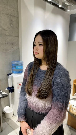 ロングレイヤースタイル
全体の長さはそのまま
顔まわりに動きをプラス!