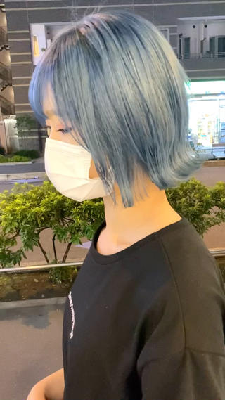水色×切りっぱなしボブ