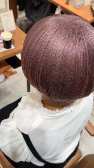 ショートカット/ピンクベージュ
ケアブリーチ使用してるので、髪の毛のダメージ最小限
ダメージレスなハイトーンしたい方ぜひお任せください

気に入ったスタイルはボタンを押して
カウンセリング時にお見せください！
Instagramにもスタイル載せているので
ご覧ください！
＠lunty_kisi
難波/難波カラー/ハイトーンカラー/ケアブリーチ/ホワイトカラー/ベージュカラー/韓国系/韓国ウルフ/艶カラー/レイヤーカット/センターパート/ウルフカット/くびれショート/難波ハイトーン/難波ケアブリーチ/中韓系/難波韓国系 
