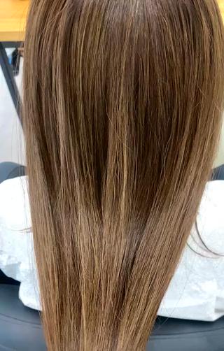 ホイルワークで仕上げたベージュ系のデザインカラーに、トリートメントで艶をプラス!