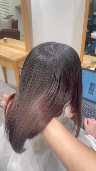 【極上リラックスヘッドスパ】
頭皮のコリをじっくりほぐし、血行促進・眼精疲労や肩こりの改善にも効果的。
アロマの香りに包まれながら、心身ともにリフレッシュしていただけます。
疲れが溜まっている方
デスクワークやスマホで目が疲れている方
癒しの時間を求めている方におすすめです!
トリートメントメニュー
【トリートメント】
内部補修&表面のコーティングで、ツヤとまとまりを実感。
回数を重ねるごとに指通りが良くなり、カラーやパーマの持ちもアップします。
ダメージが気になる方
広がりやパサつきを抑えたい方
髪を綺麗に伸ばしていきたい方にぴったり!
