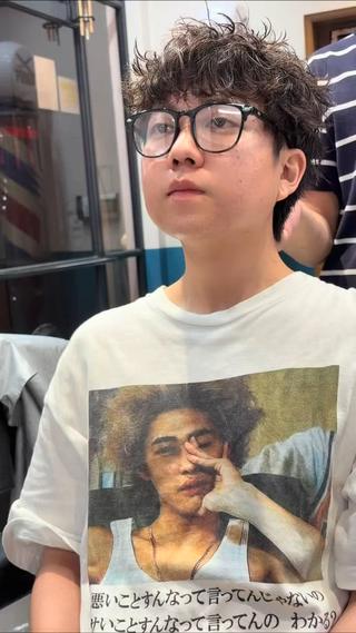 フリックショート × 外ハネ
・今っぽい外ハネの質感でトレンド感UP
・軽さを活かしたフリックショート
・毛先を外に逃がしてラフな動きを演出
・束感×毛流れで立体感のあるスタイルに
・スタイリングも簡単で朝のセットにも◎
今のトレンドは、作り込みすぎない「外ハネ」スタイル
毛先を軽く外に逃がすだけで、一気に今っぽくラフな雰囲気に。
短めでも動きが出るので、シンプルなショートに飽きた方にもおすすめです