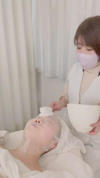 温かい石膏パックも大人気ですが、暖かいお部屋とベッドで、ひんやり美白パックは冬でも人気
びっくりするほどの透明感
5500円
エステとネイル同時ケアもオススメです