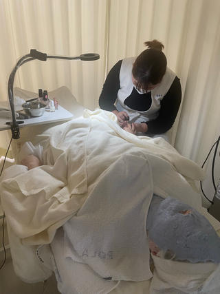 エステ中にネイルケアも
男女問わず ご予約受付中です
2000円〜めちゃくちゃ時間も、予算もお得