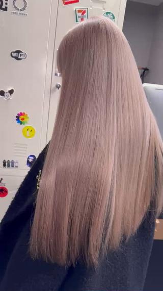 ロング カラー ヘアアレンジ ホワイトカラー/ ピンクベージュにったのヘアスタイル