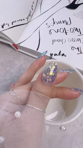 オリジナルで作ったパウダー。
ホログラムネイルです。
付け方も少し難しいホログラムネイルです。