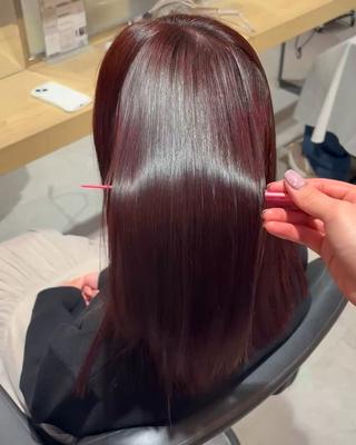 こんにちは!スタイリストの加藤麻夢です!
今回は髪質改善ストレートのご紹介です!
髪質改善ストレートは、くせや広がりを抑えながら、ツヤとまとまりを出してくれます!
・朝の広がりを抑えたい
・うねりを落ち着かせたい
・ パサつきを減らしたい
・ツヤを出したい
・縮毛矯正ほど真っ直ぐにしたくない
↑に悩んでいる方におすすめです