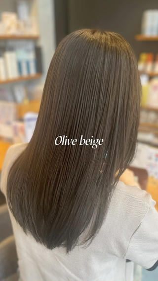 ロング カラー momoka オリーブ/ベージュのヘアスタイル