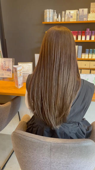 ロング カラー momoka オリーブ/ベージュのヘアスタイル