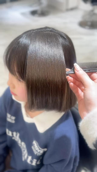 癖やうねりをしっかり伸ばしながら2step perl treatmentで内部補修️
縮毛矯正お仕上がりはダメージないように見えるのですが実際髪へのダメージは否めません、、
トリートメントも一緒にしてあげることでケアしながら理想のヘアスタイルを楽しめます
トリートメントの種類変更や相談も承っております！ 