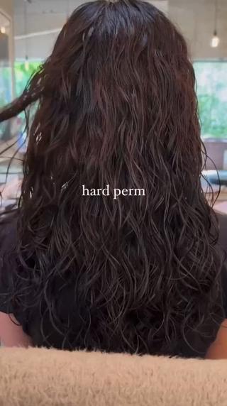 head perm
しっかりリッジを効かせたハードパーマ。
強めのカールと動きで、いつものスタイルを一気に雰囲気のあるヘアに◎