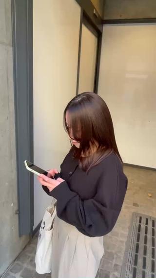 【ワンレングスカット】
今回のお客様は伸ばしていきたいという事だったので毛先を少しだけ切りそろえて前髪も整える感じでカットしています。
