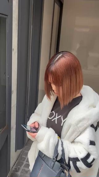 【タッセルボブ】
背中に付くぐらいの長さからあご下4センチぐらいの長さに設定してカットしています!広がりやすさが気になるという事だったので内に収まるようカットと毛量調設を行っています!スタイリングはバームを使って広がらないようにスタイリングしています。