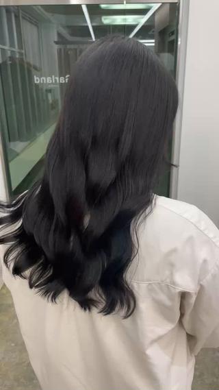 ブリーチの履歴なしのワンメイクカラーです。
アディクシーカラーは髪の毛の色素をしっかり削り取り、そこに濃い色を入れることで透明感のある赤みを抑えたカラーにすることができます。カラーの履歴がない方でも綺麗に染まりますよ!
※画像は色味の編集はしておりません。