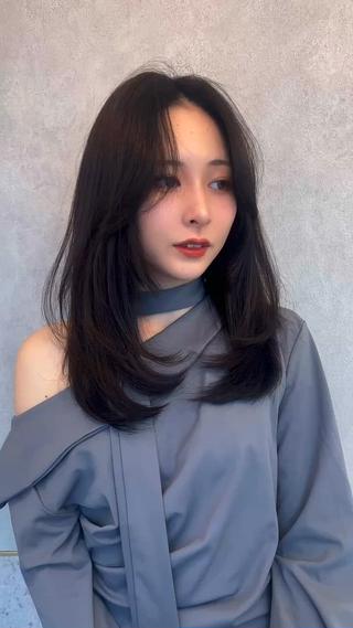 レイヤーカットで動きのあるヘアスタイルに