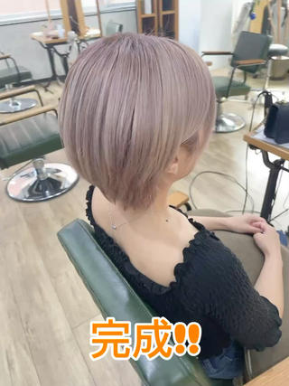 根元リタッチと毛先までブリーチして明るめのミルクティー系に染めさせて頂きました
とても可愛い色になっています 