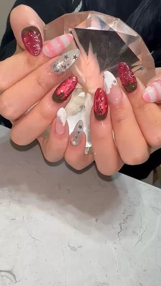 いちごネイル
こだわりネイル♡
生クリームがたまらんかわいさでした!
はリアルいちご風で