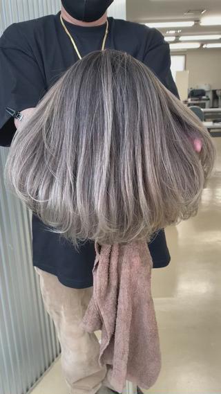【エアタッチ】根本から毛先にかけて柔らかなふんわりしたグラデーションがつきます。
