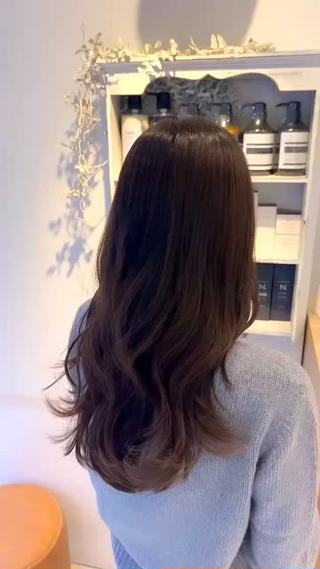 全体にレイヤーを少し入れて巻いた時に動きが出るようなスタイルにしてあります
カラーもケアカラーでダメージを最小限に抑えて柔らかいベージュに仕上げてます!