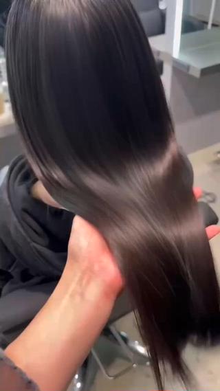 ケラチントリートメント!
髪の毛は髪の内側がダメージすると、切れ毛やアホ毛、パサつきが出てきます
それを防ぐために、内側にケラチンなどの成分を入れて、芯のある髪の毛にしましょう!
今までのトリートメントで効果を感じなかった方も、
質感がサラサラになり、見た目も格別に艶が出て変化を実感できます
特別なヘアトリートメント、是非一度体験してください!