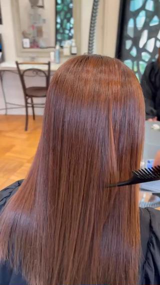 髪質に合わせた自然なストレートへア
広がりやクセを抑えながら、
柔らかくまとまる扱いやすい髪に。
ピンっと真っ直ぐすぎない、
自然な質感のストレートが好きな方におすすめです
朝のスタイリング時間を短くしたい方、
湿気やうねりが気になる方はぜひご相談ください。