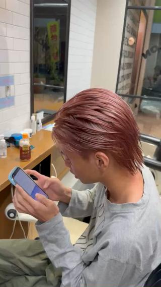 『pink beige』
【ブリーチでつくるピンクベージュ】
柔らかく透けるピンクベージュ
ブリーチでしっかり土台を明るくすることで、くすみすぎない絶妙な透明感を実現します!
赤みを残さず、淡いピンクがふんわり発色するので春っぽさ・可愛さUP
光に当たったときのツヤ感が抜群で、巻き髪との相性も◎
色落ちもベージュに寄るので長く楽しめます
ピンク系初めての方にもおすすめです!