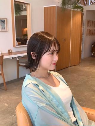 切りっぱなし2wayボブ^^︎
気分に合わせて内巻き、外ハネ両方出来るスタイルです
顔まわりやサイドの後れ毛で小顔に見えたり!
暑くなって結えても可愛かったり!
変わるので!ご相談ください^^︎
ご予約お待ちしております
