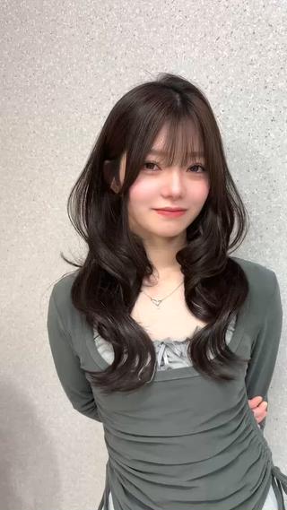 ブリーチなしで叶える透明感カラー♪
柔らかくツヤのある髪色にしたい方には、透明感カラーがおすすめです☆
グレージュ・ミルクティー・ラベンダー・ブラウンなど、赤みを抑えたカラーで肌なじみの良い柔らかな印象に仕上げます!
髪質や現在の髪色を見ながら、一人ひとりに似合うカラーをご提案しますので、「似合う色が分からない」という方もお気軽にご相談ください♪
透明感たっぷりのカラーで、毎日がもっと楽しくなるヘアスタイルをお届けします!