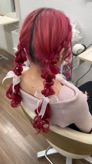 イベントヘアセット
低めでもこもこツインテール
パールとリボンをつけて華やかに可愛く♫
サイドも編み込むことで前から見てもかわいいスタイルに!