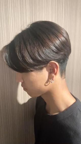 王道のセンターパートで清潔感と色気を両立
骨格に合わせたカットで小顔効果もバッチリ!
ナチュラルブラウンでツヤ感プラスして、清潔感も男前度もアップ
スタイリング次第でキレイめにもカジュアルにもキマる万能スタイル!
初めてのセンターパート挑戦もおまかせください!