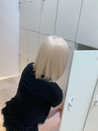 White blond
ショートヘアー