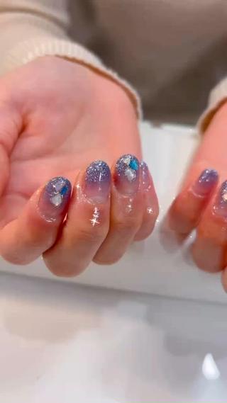 ブルーのラメ入りカラーのグラデに
風呂クラッシュシェルとミラーアートで
大人っぽい