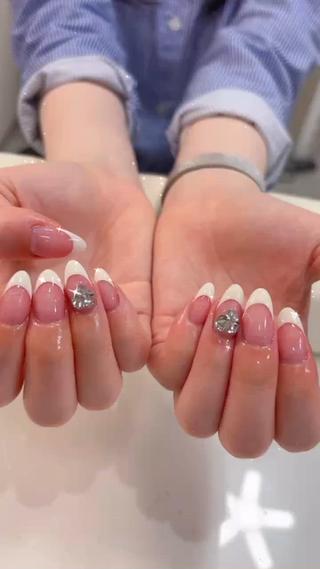 定番のフレンチネイルに大きめのビジューで