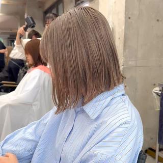ベージュ系ハイトーンボブは、透明感と柔らかな抜け感を叶える人気スタイル。ブリーチで作るベージュカラーが切りっぱなしボブをよりおしゃれに引き立て、小顔効果も◎。色落ちまで楽しめるトレンドヘアです。 