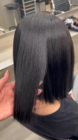 ツヤツヤ黒髪
毛先のブリーチ履歴の部分もツヤツヤに 