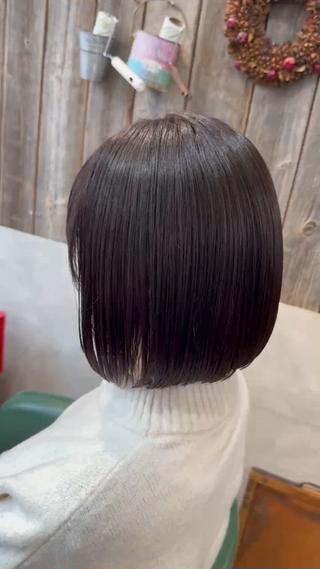 内巻きのまるくかわいいシルエットのボブです!
ハネにくいようにカットさせて頂いてます