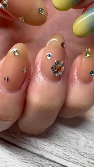ビジューの中きらかわいいお花がチラリ