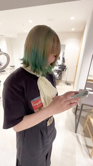 ミルクティーカラーベースに グラデーショングリーンカラー
切りっぱなし外ハネボブに
顔周りレイヤーカットで
より 小顔効果に