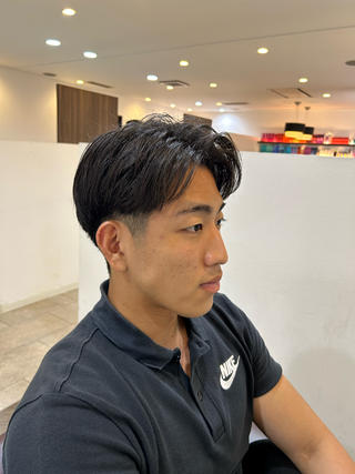 スッキリ耳を出したセンターパートスタイルです
アイロンを通さなくても毛先が流れてくれるようにカットしております!