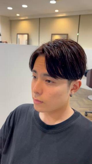 後ろへの毛流れを意識したセンターパートスタイルです
耳もスッキリ出して爽やかな印象に