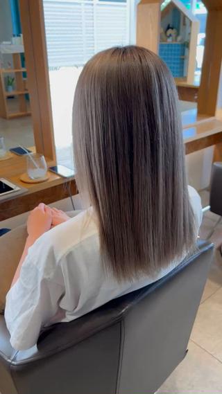 柔らかいグレージュ.