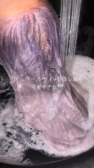 ツヤツヤホワイトシルバー
可愛くブリーチしたい方ぜひお任せください
それぞれのダメージ、状態によってできる可愛い色を目指して頑張らせていただいています
今後のことも一緒に考えてブリーチ、カラーをしていくことで次回の髪色も希望通りの髪色になれます
原宿でお待ちしています
