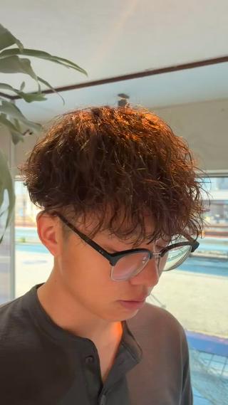 無造作な動きと束感がかっこいいツイストスパイラルパーマ!
程よいボリュームとラフな質感で、作り込みすぎないナチュラルな仕上がりに。
ブラウンカラーで柔らかさもプラス◎
セットも簡単で、毎日のスタイリングが楽しくなるスタイルです!
