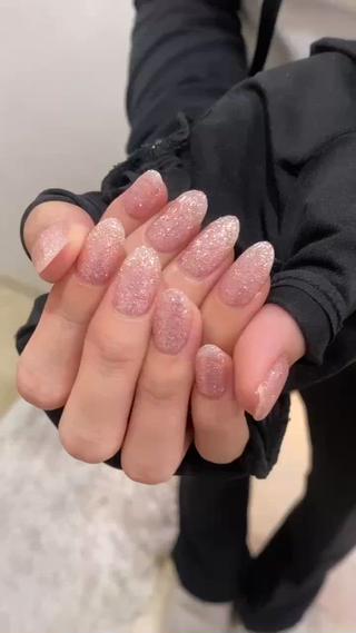 グリッターでキラキラ️
夏に向けてラメカラー人気です
#グリッターネイル#ピンクネイル#ラメ#ネイル