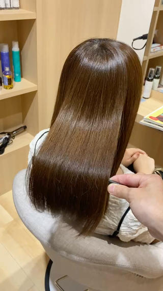 【酸性】の縮毛矯正がなぜ良いのか

今までの縮毛矯正ではなかなか出せなかった"髪の柔らかさ"
"まるで元からくせのない人のような自然な仕上がり"

それを叶えられるのが【酸性縮毛矯正】です。

ただそれを扱う美容師によって仕上がりはもちろん変わります。
どこに行ったらいいのか分からないお客様、
是非一度ご担当させてください！
今あるお悩みを解決し、
喜んでいただくお手伝いをさせて頂きます！ 