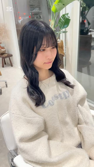 ワンカラー
落ち着いたトーンでも重たく見えないように、
グレーで暗くしました
光に当たるとほんのり透けるダークカラーが魅力
+¥2200で次回も明るくしやすいカラーに
