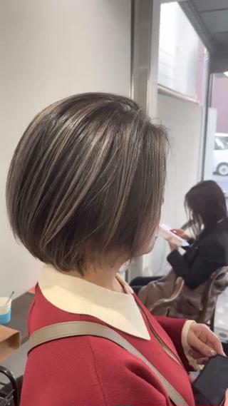 バレイヤージュ
部分ブリーチなので、
デザイン自体は半年ほどもちます！！
なかなか美容院に行けない方や、プリンが気になる方、
全て解決できます！ 