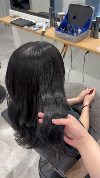 Blueblack⟡.*
光に当たるとほんのり青みが分かるのがポイントです♡